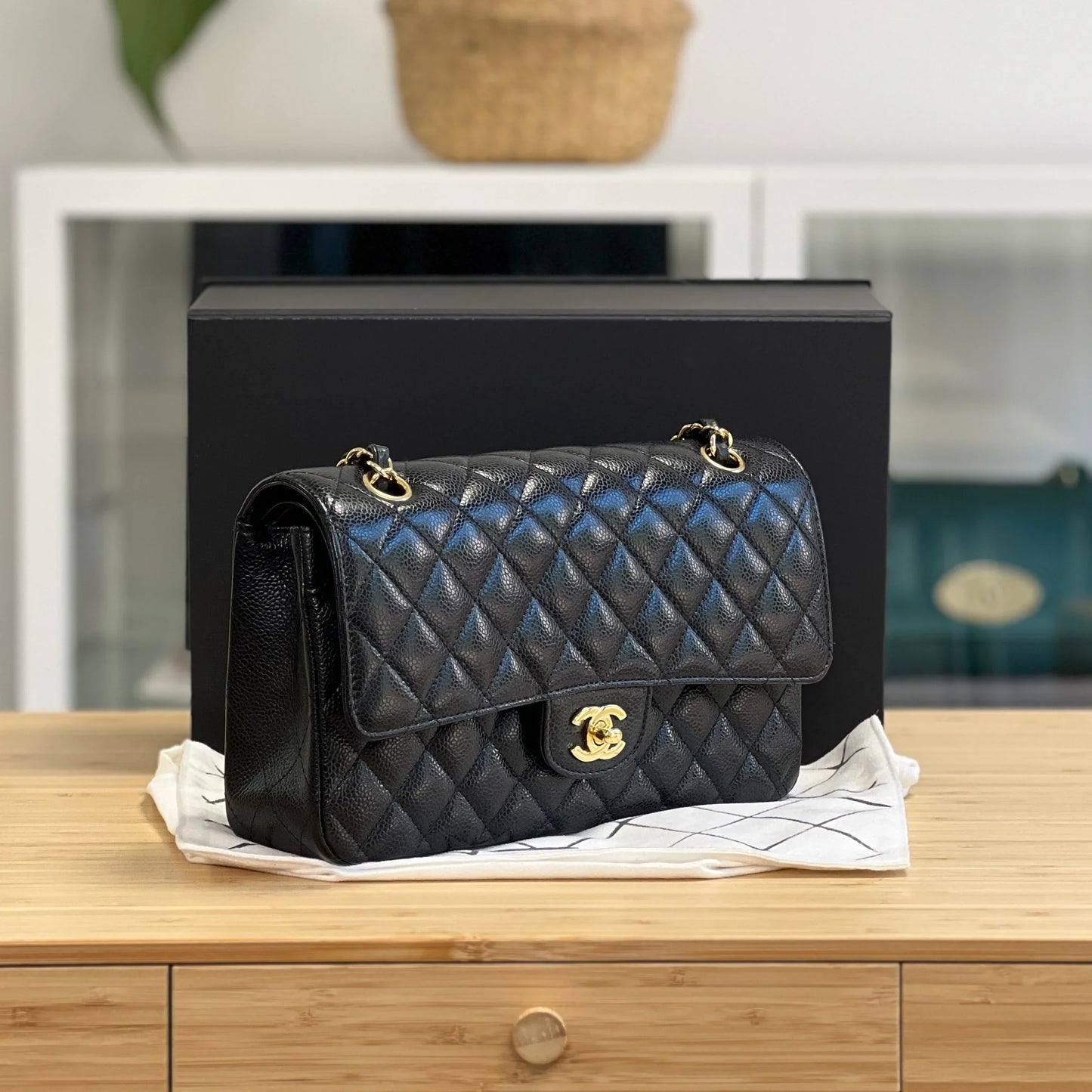 Classic Caviar 30 cm Bag – Black & Gold