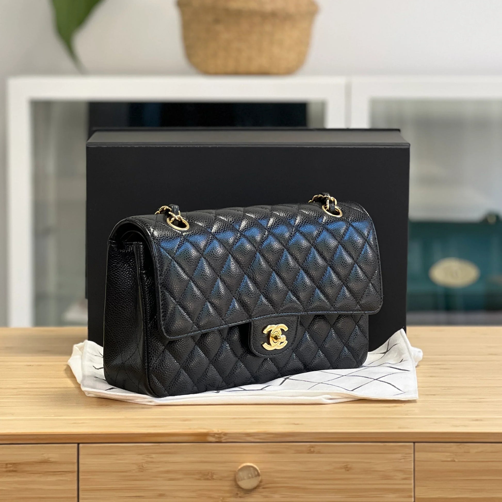 Classic Caviar 30 cm Bag – Black & Gold