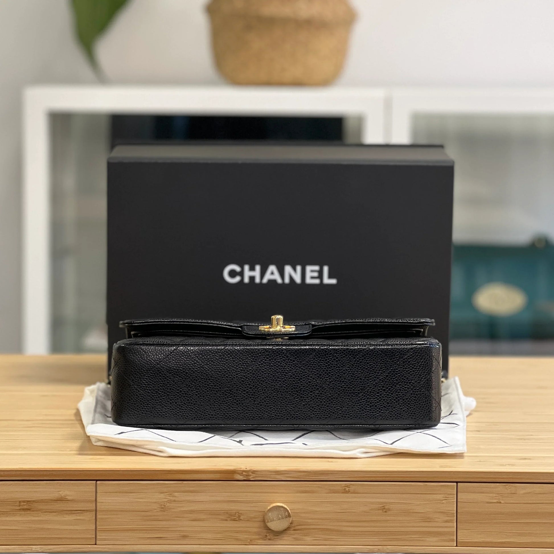 Classic Caviar 30 cm Bag – Black & Gold